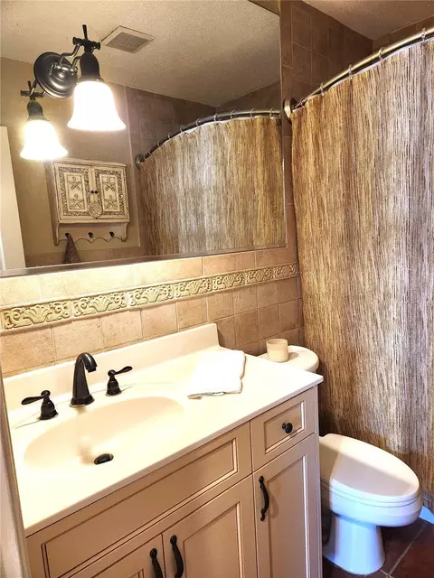 Bath - 316 Alba St E, Venice, FL 34285 photo 1 of 3