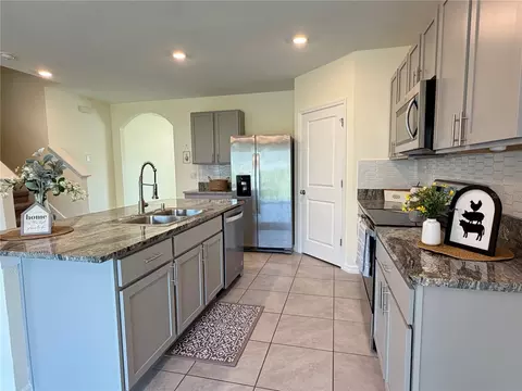 Kitchen - 39 Hickory Course Way, Ocala, FL 34472 photo 2 of 3