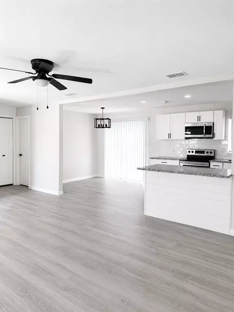 Living - 1090 E Bay St, Bartow, FL 33830 photo 2 of 4