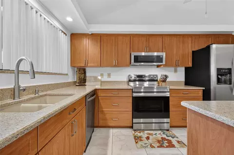 Kitchen - 21 Townhill Dr, Eustis, FL 32726 photo 4 of 4