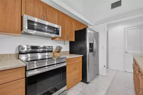 Kitchen - 21 Townhill Dr, Eustis, FL 32726 photo 3 of 4