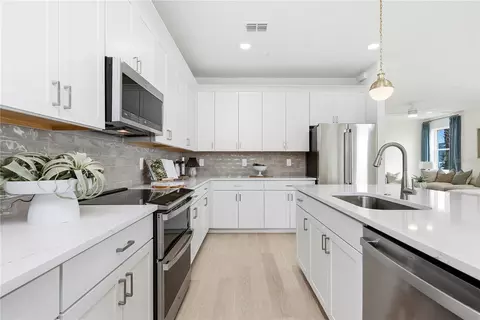 Kitchen - 17900 Broadleaf Loop, Venice, FL 34293 photo 4 of 4