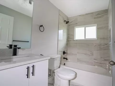 Bath - 16617 SW 31st Cir, Ocala, FL 34473 photo 2 of 2
