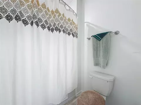 Bath - 4190 Bull St, Saint Cloud, FL 34772 photo 9 of 11