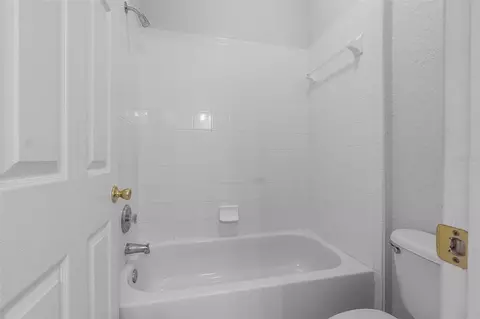 Bath - 16614 Lazy Breeze Loop, Clermont, FL 34714 photo 1 of 4