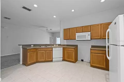 Kitchen - 16614 Lazy Breeze Loop, Clermont, FL 34714 photo 2 of 3