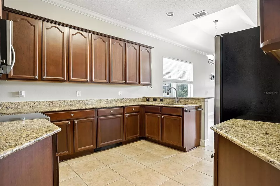 Kitchen - 551 Newhall Ln, Debary, FL 32713 photo 4 of 5
