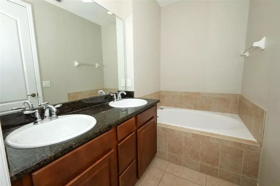 Bath - 1900 Garden Sage Dr, Oviedo, FL 32765 photo 2 of 7