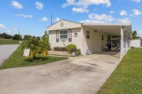 105 Candlewood Dr, Lake Wales, FL 33898