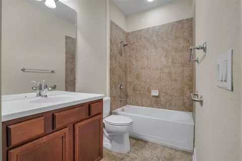 Bath - 524 Douglas Edward Dr, Ocoee, FL 34761 photo 1 of 2