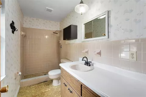 Bath - 1412 Cypress Ave, Saint Cloud, FL 34769 photo 2 of 3