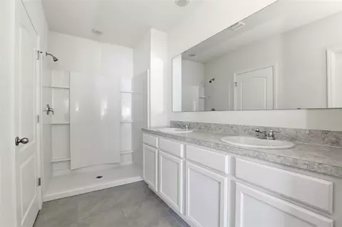 Bath - 6777 Huntleigh Hammock Rd, Harmony, FL 34773 photo 1 of 2