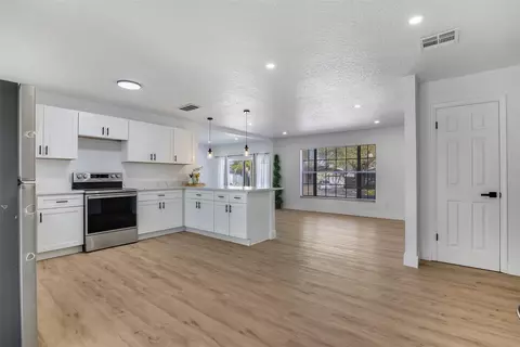 Living - 905 Spring Creek Dr, Ocoee, FL 34761 photo 2 of 2