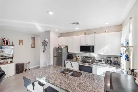 Kitchen - 10211023 Titcomb St, Eustis, FL 32726 photo 4 of 6