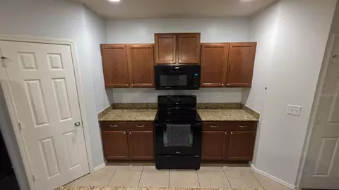 Kitchen - 4630 Chatterton Way, Riverview, FL 33578 photo 2 of 3