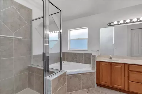 Bath - 1201 Creekview Ct, Saint Cloud, FL 34772 photo 3 of 6