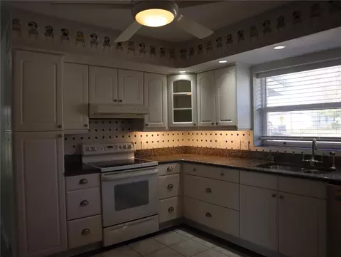 Kitchen - 940 Oleander Dr SE, Winter Haven, FL 33880 photo 2 of 2