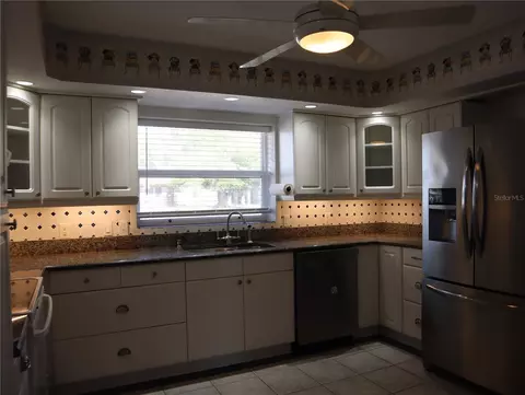 Kitchen - 940 Oleander Dr SE, Winter Haven, FL 33880 photo 1 of 2
