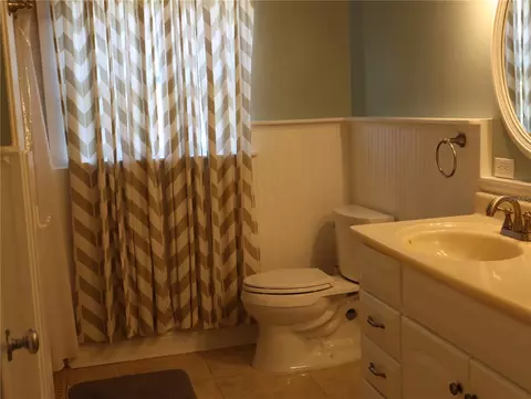 Bath - 940 Oleander Dr SE, Winter Haven, FL 33880 photo 1 of 2