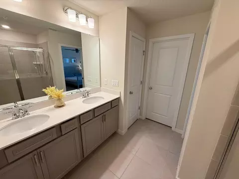Bath - 10923 Leafshore Loop, Orlando, FL 32829 photo 4 of 5