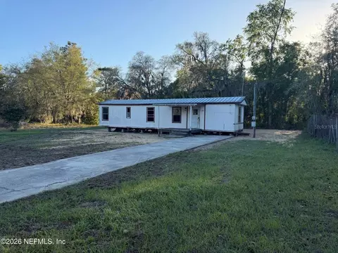 235 Oakcrest Dr, Interlachen, FL 32148 photo 1