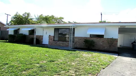 9321 Applecrest Dr, Palm Beach Gardens, FL 33410