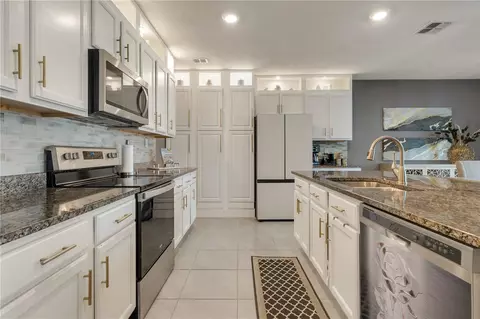 Kitchen - 2874 Turnstone Run, Harmony, FL 34773 photo 2 of 4