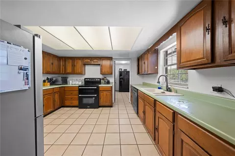 Kitchen - 6570 Bay Shore Dr, Saint Cloud, FL 34771 photo 3 of 8