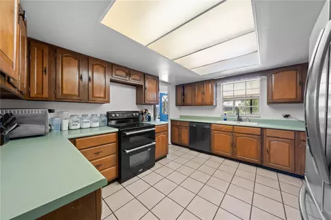 Kitchen - 6570 Bay Shore Dr, Saint Cloud, FL 34771 photo 2 of 8