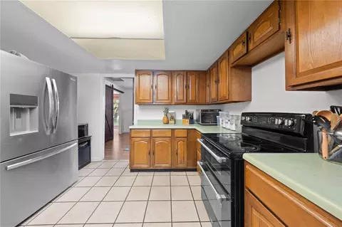 Kitchen - 6570 Bay Shore Dr, Saint Cloud, FL 34771 photo 6 of 8