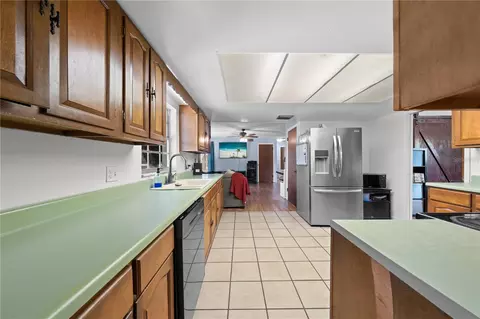Kitchen - 6570 Bay Shore Dr, Saint Cloud, FL 34771 photo 7 of 8