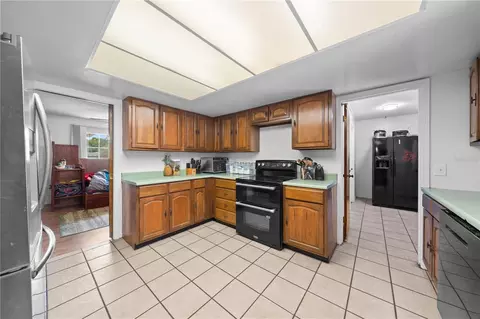 Kitchen - 6570 Bay Shore Dr, Saint Cloud, FL 34771 photo 4 of 8