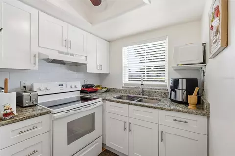 Kitchen - 404 E Orlando Ave #11B, Ocoee, FL 34761 photo 2 of 6