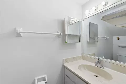 Bath - 404 E Orlando Ave #11B, Ocoee, FL 34761 photo 1 of 3