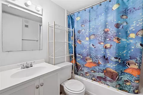 Bath - 404 E Orlando Ave #11B, Ocoee, FL 34761 photo 2 of 3