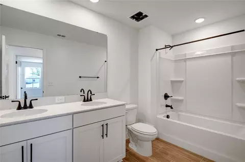 Bath - 1010 Cloud Ridge Ct, Mount Dora, FL 32757 photo 3 of 3