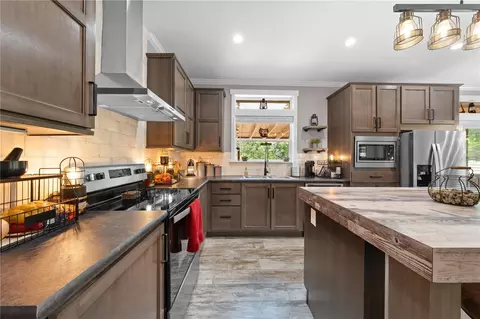 Kitchen - 5585 Palm Ave, Okeechobee, FL 34972 photo 9 of 10