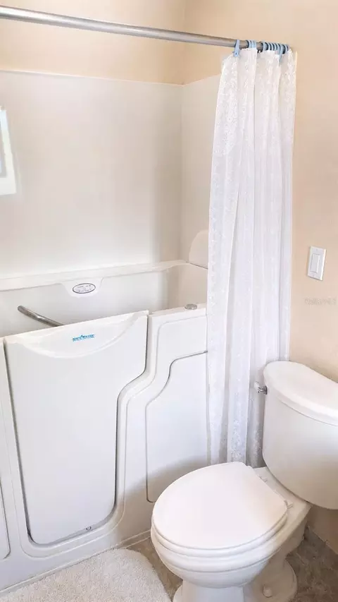 Bath - 2234 W Maple Ter, Saint Cloud, FL 34771 photo 3 of 4