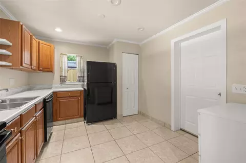 Kitchen - 235 Tennessee Ave, Saint Cloud, FL 34769 photo 4 of 4