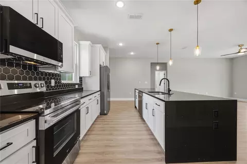 Kitchen - 2122 River Hawk Loop, Winter Haven, FL 33880 photo 4 of 6