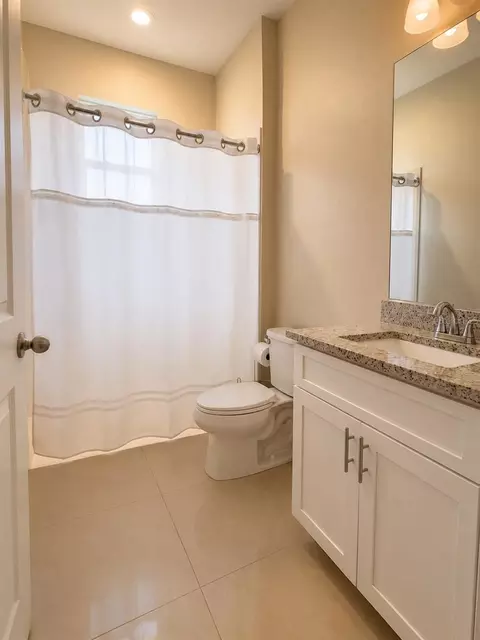 Bath - 6370 Bennett Ct, Saint Cloud, FL 34771 photo 2 of 6
