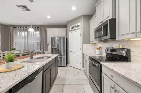 Kitchen - 17023 Goldcrest Loop, Clermont, FL 34714 photo 5 of 5
