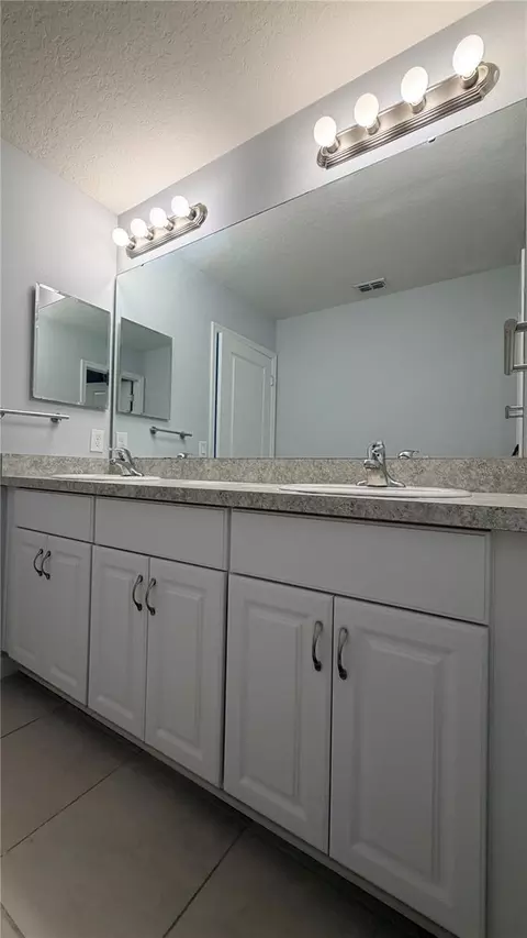 Bath - 2811 Parkfield Rd, Saint Cloud, FL 34772 photo 2 of 7