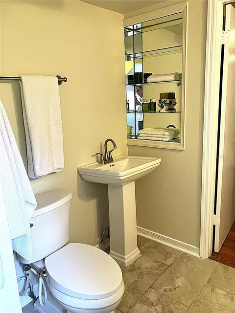 Bath - 956 5th St #9A, Clermont, FL 34711 photo 9 of 9