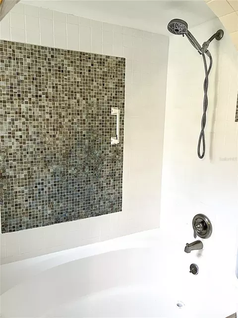Bath - 956 5th St #9A, Clermont, FL 34711 photo 6 of 9