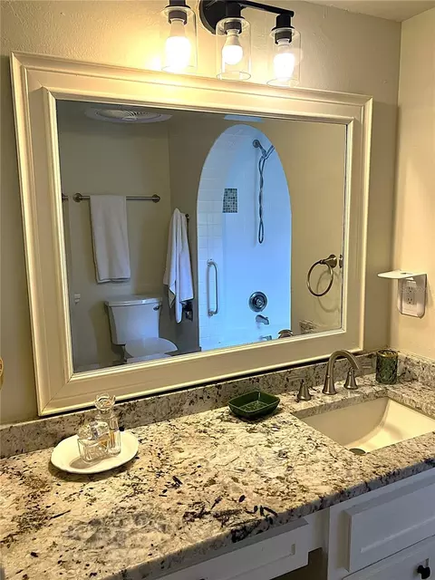 Bath - 956 5th St #9A, Clermont, FL 34711 photo 2 of 9