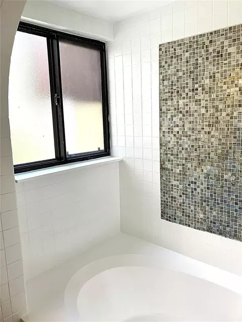 Bath - 956 5th St #9A, Clermont, FL 34711 photo 5 of 9