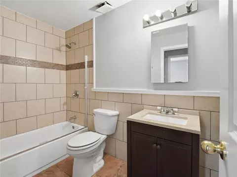Bath - 2000 Parkway Ave, Saint Cloud, FL 34772 photo 2 of 2