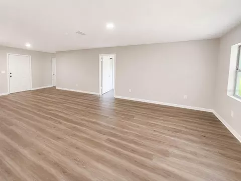Living - 21450 NE 35th St, Williston, FL 32696 photo 2 of 3