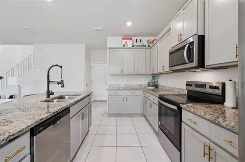 Kitchen - 3666 Sagefield Dr, Harmony, FL 34773 photo 5 of 6